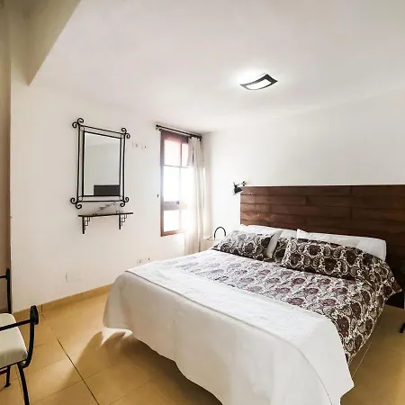 度假居 Charming Holiday In Arona With Private Heated Pool