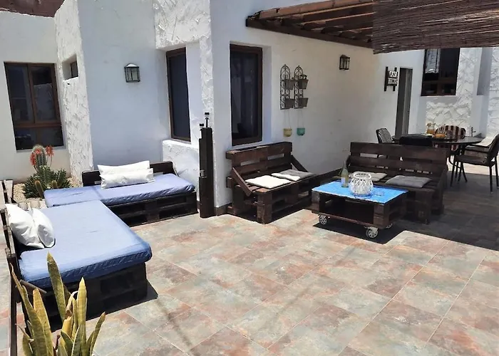 בית נופש Charming Holiday In Arona With Private Heated Pool *