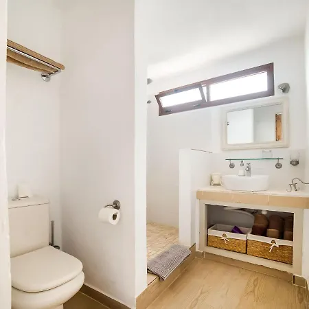 Charming Holiday In Arona With Private Heated Pool Vakantiehuis *