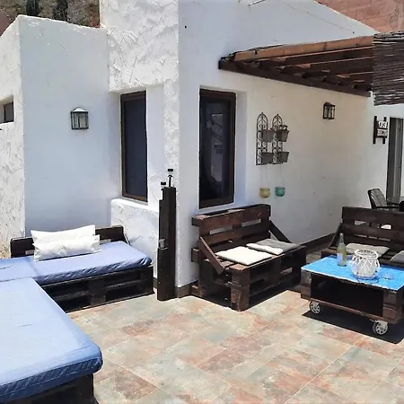 Vakantiehuis Charming Holiday In Arona With Private Heated Pool